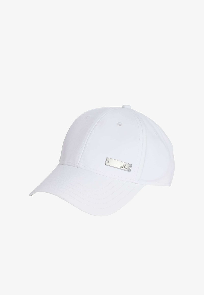 Cappello da baseball bianco realizzato in tessuto liscio, con visiera curva e un accento in metallo argentato sul pannello frontale per la personalizzazione.