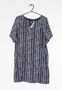 Marineblaues Kleid mit weißen und beigen vertikalen Streifen und Punktmustern, mit einem runden Ausschnitt und Schnürdetail sowie kurzen Ärmeln.