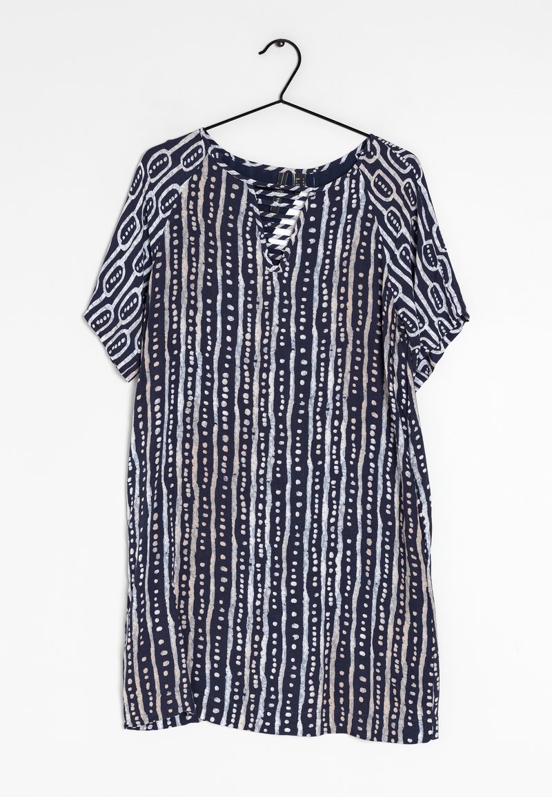 Marineblaues Kleid mit weißen und beigen vertikalen Streifen und Punktmustern, mit einem runden Ausschnitt und Schnürdetail sowie kurzen Ärmeln.