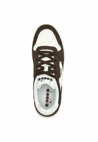 Sneaker marrone e bianco con profilo basso. Realizzata in pelle e suede, presenta una punta forata e un colletto imbottito. Marchio Diadora visibile.