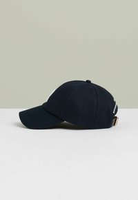 Reiss CHASE LOGO-EMBROIDERED VARSITY BASEBALL  - Casquette - navy