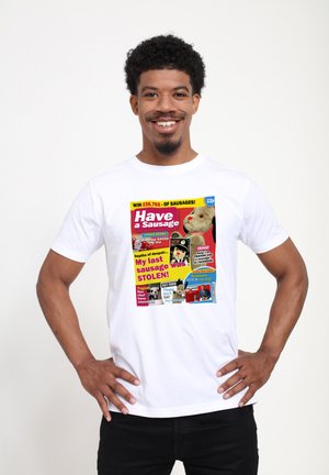 Hvid t-shirt med et farverigt grafisk design, der inkluderer tekst og billeder relateret til pølser, herunder en fyldt hund med en rød næse.