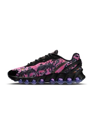 Schwarzer und pink gemusterter Sneaker mit schwarzen Schnürsenkeln und violettem Bubble-Sohlen-Design, geeignet für sportliche Aktivitäten.