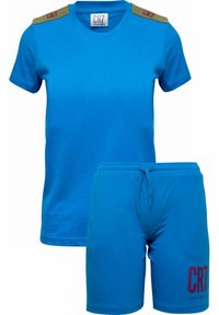 Blå bomulds t-shirt med skulderdetaljer og et matchende par shorts med snor. Shortsene har "CR7" trykt i mørkerød.