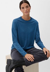 s.Oliver LONGSLEEVE GLITZEREFFEKT - Longsleeve - ozeanblau