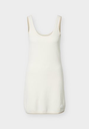 Λευκό πλεκτό φόρεμα χωρίς μανίκια με στρογγυλή λαιμόκοψη και μικρό ένθετο λογότυπο κοντά στο κάτω μέρος, απεικονιζόμενο σε απλό φόντο.