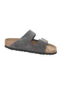 Sandale à glissière en suède gris avec semelle en liège et semelle en caoutchouc texturé. Présente des doubles lanières avec une boucle ajustable. Design léger.