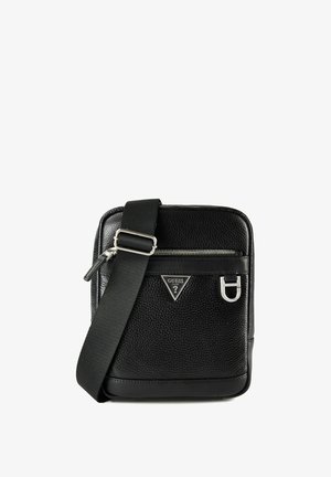 Schwarze Leder-Umhängetasche mit strukturierter Oberfläche, silberner Hardware, einer vorderen Reißverschlusstasche und einem dreieckigen Logodetail. Verstellbarer Gurt.