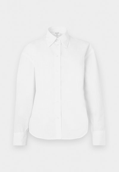 Valge pika varrukaga, kohandatud särk terava krae ja eest nööpidega, esitatud neutraalsel taustal.