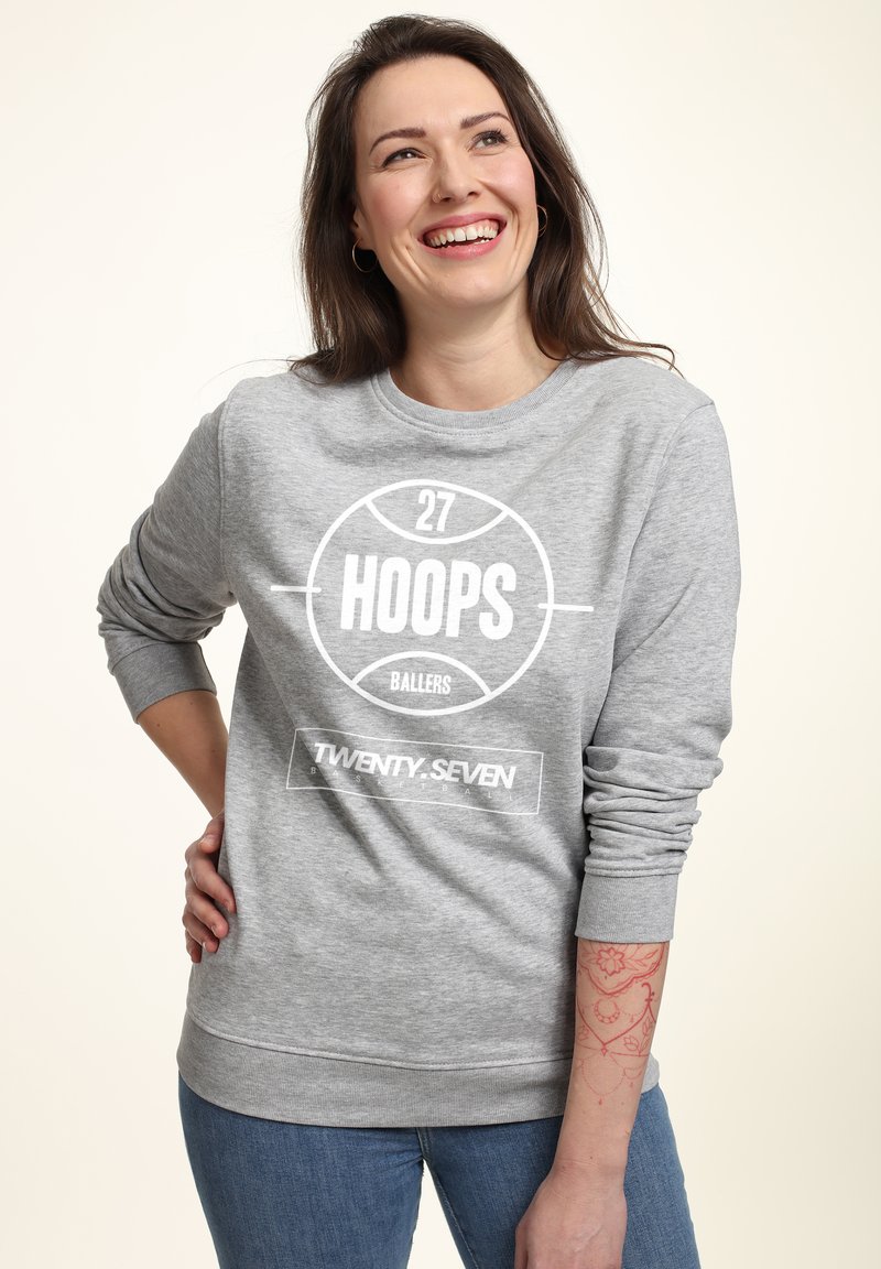 Šedá mikina s kulatým bílým grafickým textem "27 HOOPS BALLERS" a "TWENTY.SEVEN" pod ním, s žebrovanými manžetami a lemem.