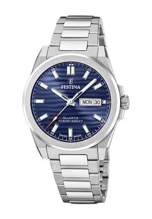 Montre en acier inoxydable avec un cadran à rayures bleu marine, des index lumineux pour les heures, un affichage de la date et une aiguille des secondes orange ; étanche jusqu'à 10 bars.