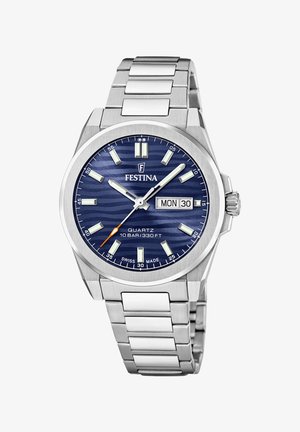 RVS kwarts horloge met een marineblauw gestreept wijzerplaat, luminescente uurmarkeringen, datumaanduiding en een oranje secondewijzer; waterbestendig tot 10 bar.