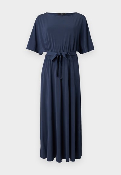 Robe longue bleu marine avec manches aux coudes, encolure ronde et ceinture en tissu nouée à la taille.