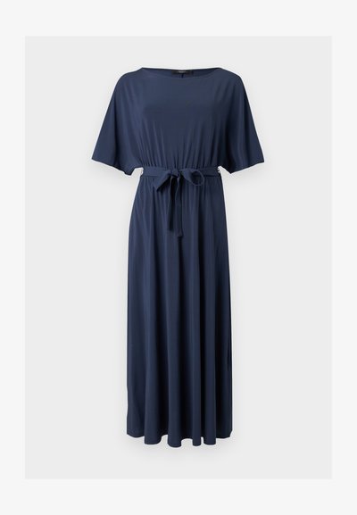 Robe longue bleu marine avec manches aux coudes, encolure ronde et ceinture en tissu nouée à la taille.