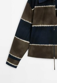 Chemise à manches longues en vert foncé et bleu marine avec des rayures horizontales, dotée d'un col pointu et d'une texture douce et lisse.