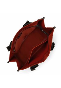 Borsa a spalla sintetica rossa con un ampio interno. Presenta manici neri e una chiusura con zip. Include una tasca interna separata per l'organizzazione.
