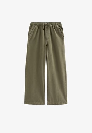 Pantalon large vert olive avec taille élastique, cordon de serrage et poches latérales, en tissu doux.