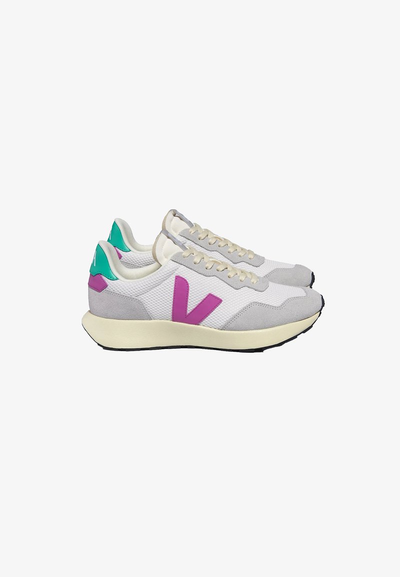 Weiße Mesh-Sneaker mit grauen Wildlederakzenten, grünen Fersenlaschen und einem großen lila 'V'-Logo. Mit einer cremefarbenen Sohle und beigen Schnürsenkeln.
