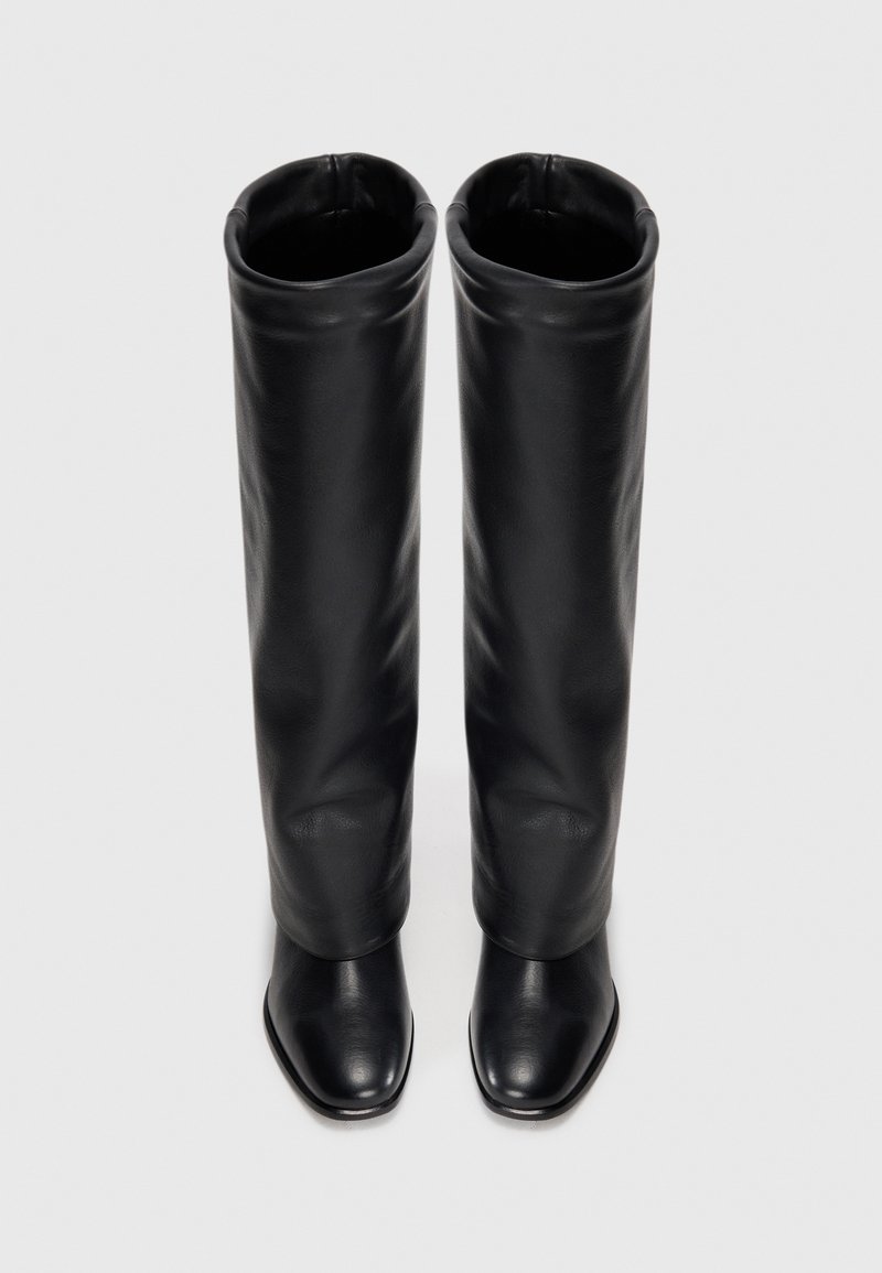 Schwarze Lederstiefel bis zum Knie mit einer weichen Textur, spitzen Zehen und einem breiten, gefalteten Bund oben. Design mit quadratischem Absatz.