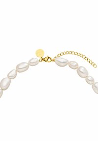 Collier de perles constitué de perles blanches irrégulières et lisses, avec un fermoir en or et une chaîne ajustable. L'étiquette de la marque est attachée près du fermoir.