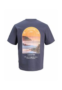 Tmavomodré tričko s prírodnou scénou západu slnka na pobreží, skalnatým brehom a textom „Oceanside Bliss Inn" na zadnej strane.