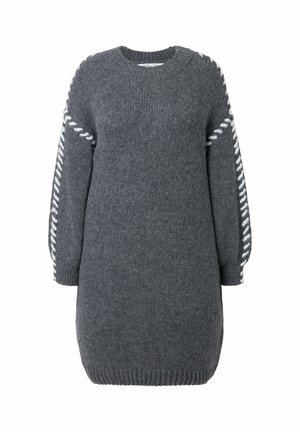 Robe pull en laine grise à manches longues, avec des détails en tresse blanche sur les bras et un col et un ourlet côtelés. Coupe classique.