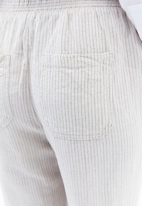 Lichtgekleurde, gestreepte broek gemaakt van zachte stof, met een comfortabele elastische tailleband en een achterzakontwerp met minimaal stiksel.