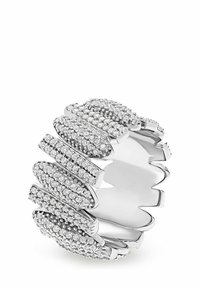 Silberring mit einem strukturierten Design aus gewellten Bändern, besetzt mit mehreren funkelnden klaren Kristallen, die seine dreidimensionale Erscheinung verstärken.