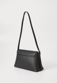 Čierna taška na rameno z umelého kože s plochým dnom, štruktúrovaným dizajnom a jedným nastaviteľným popruhom. Obsahuje elegantný, minimalizistický štýl.