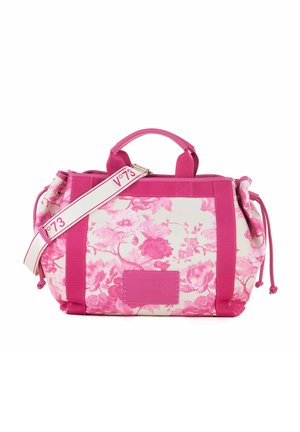 Bolso de mano con un estampado floral y correas y acentos rosas, presentado sobre una base blanca con flores rosas y un parche con el logo etiquetado como "V73 Venezia."