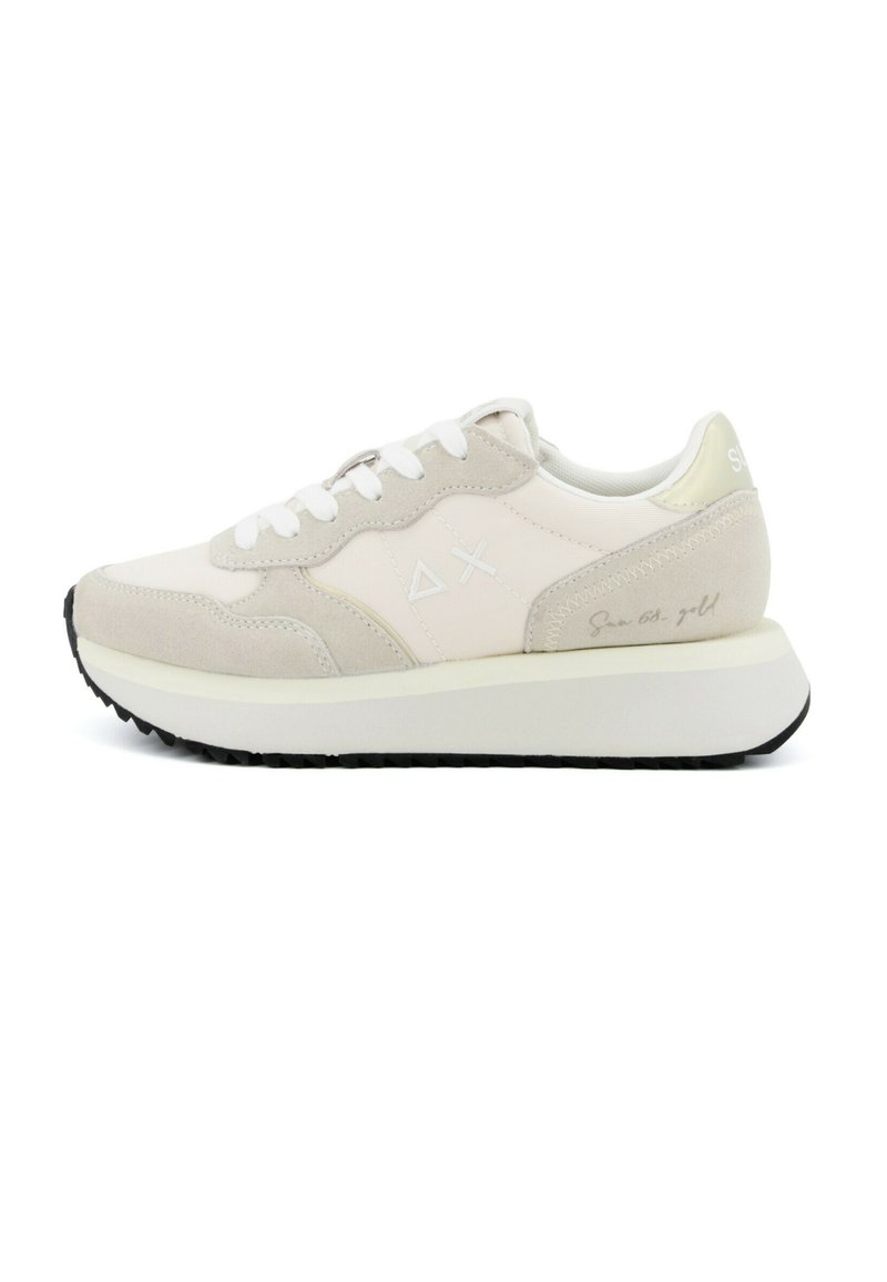 Zapatilla beige y blanca con cordones blancos, suela elevada, detalles en ante y logo minimalista en el lateral y el talón.