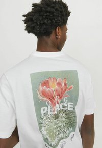 Jack & Jones GEDRUCKT RUNDHALS - T-shirt con stampa - bright white