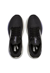 Czarne buty do biegania z oddychającą siateczką, kontrastującymi fioletowymi akcentami i widoczną amortyzowaną podeszwą. Posiadają logo oraz system sznurowania.