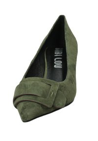 Pump in suede verde con punta a punta e dettaglio decorativo a fiocco sulla tomaia. Caratterizzato da una fodera interna liscia e una suola nera elegante.