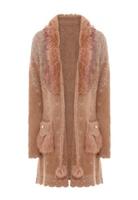 Cardigan peludo de color marrón claro con cuello acanalado rosa, patrones de corazones, dos bolsillos frontales con botones decorativos y detalles de pompones.
