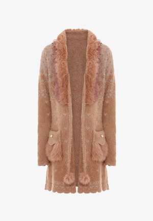 Flauschige hellbraune Strickjacke mit geripptem rosa Kragen, Herzmustern, zwei Fronttaschen mit dekorativen Knöpfen und Pom-Pom-Details.