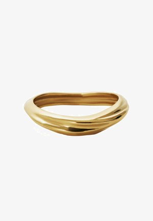 Anillo de metal en tono dorado pulido con un diseño liso y retorcido. Presenta una forma redondeada y continua, con un acabado reflectante.