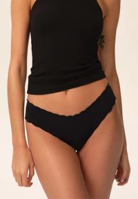 Czarne majtki bikini z falbaniastym paskiem w talii, wykonane z gładkiego materiału. Charakteryzują się niskim stanem i minimalistycznym krojem.