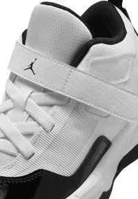 Witte sportshoe met gestructureerde stof en gladde zwart lakleren accenten, vetersluiting en een klittenbandsluiting met een logo-detail.