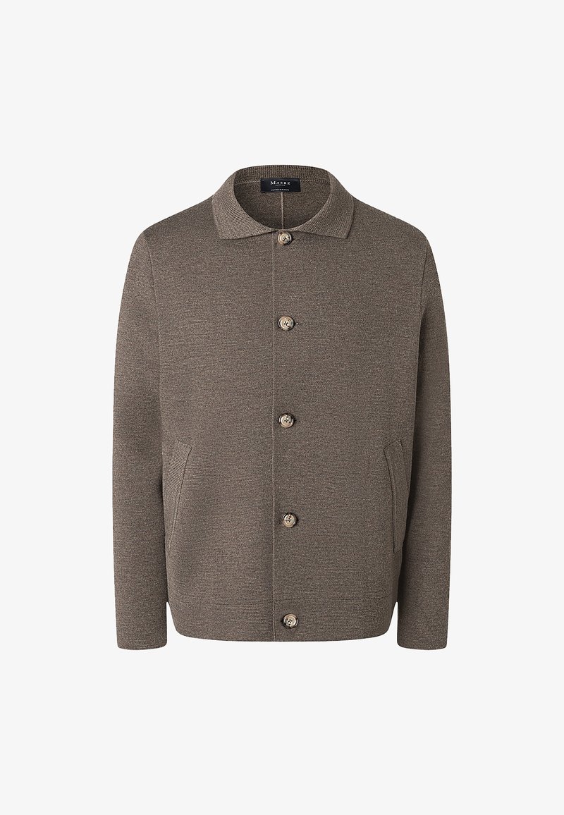 Giacca in misto lana marrone con colletto, chiusura frontale con bottoni e due tasche laterali. La finitura testurizzata e i bordi arrotondati esaltano il design.