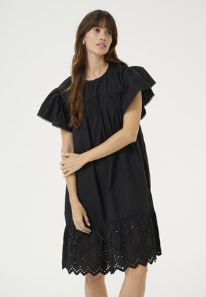 Must mustrist kleit volangvarrukatega, ümmarguse kaelusetrükiga ja tikanditega pitsäärise detailidega, millel on lõtv üleriietus.