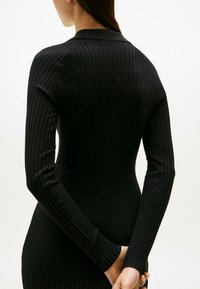 Tommy Jeans BADGE SLIM MINI - Strickkleid - black