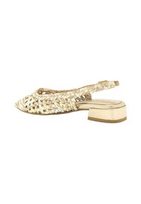 Scarpa slingback intrecciata in oro metallico e bianco, con punta affusolata, tacco basso a blocco e design ritagliato per una migliore traspirabilità.