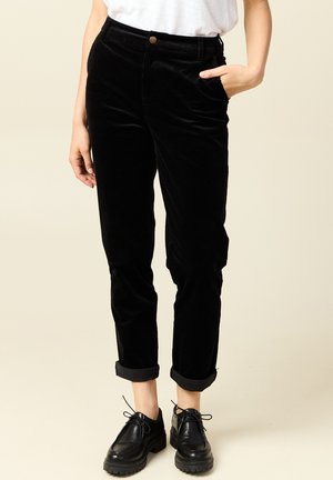 - Spodnie materiałowe