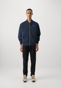 Tommy Jeans ENTRY BADGE - Pilotska jakna - dark night navy