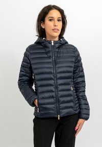 Giacca imbottita blu navy con cappuccio, dotata di cerniera frontale e dettagli in metallo color oro. Realizzata in tessuto leggero e lucido con cuciture orizzontali.