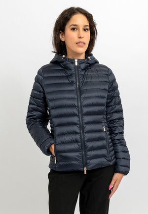 Giacca imbottita blu navy con cappuccio, dotata di cerniera frontale e dettagli in metallo color oro. Realizzata in tessuto leggero e lucido con cuciture orizzontali.