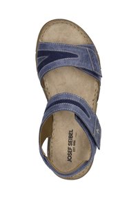 Blaue Ledersandale mit drei verstellbaren Riemen, weicher Wildlederinnensohle und beige Außensohle. Mit Markenname auf der Innensohle.