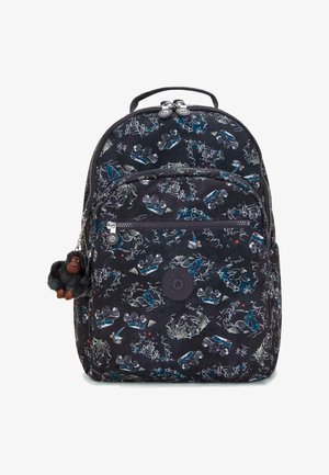 Sac à dos en tissu noir présentant un motif coloré de véhicules et de nature. Comprend un porte-clés en peluche en forme de gorille et une poche zippée à l'avant.
