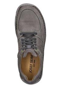 Šedé semišové boty s perforovanými detaily, kulatou špičkou a šedými šňůrkami. Mají zelené očka a hnědou stélku s vytištěným názvem značky uvnitř.